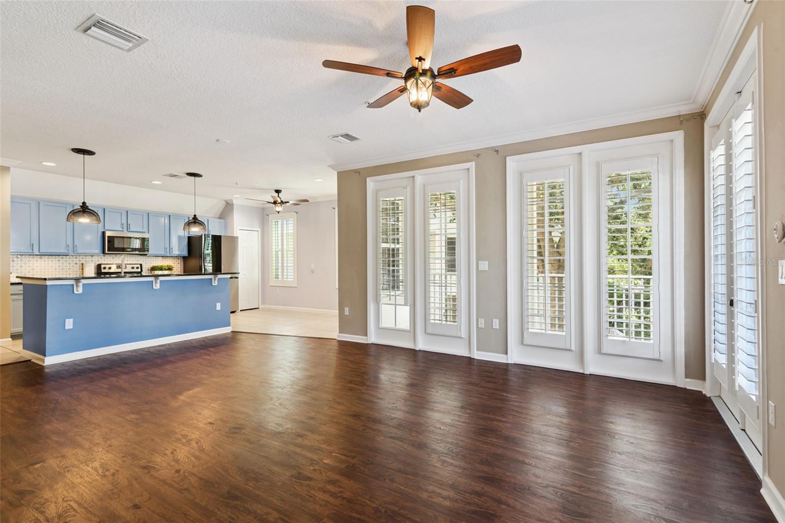 987 FERN AVE #201