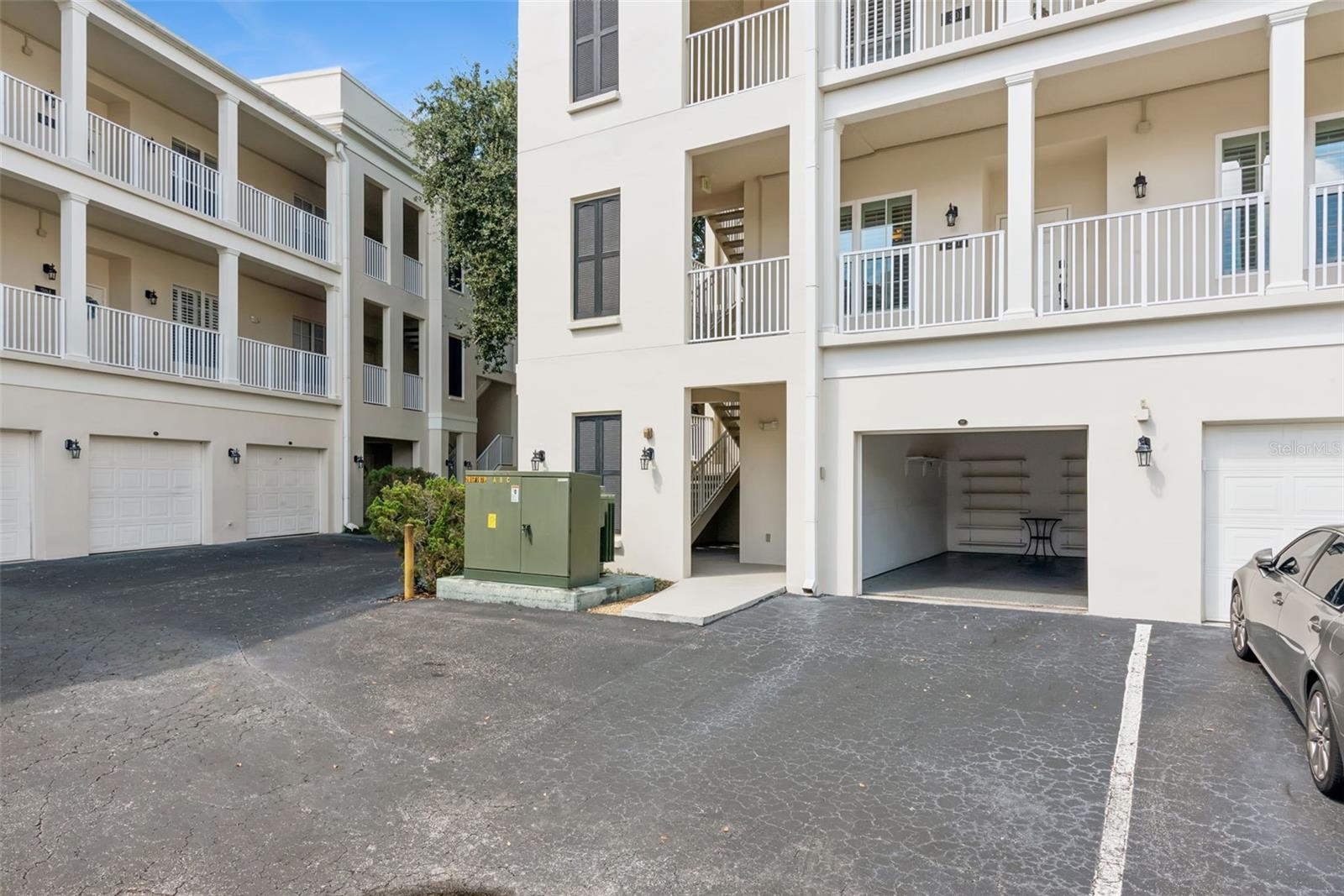 987 FERN AVE #201