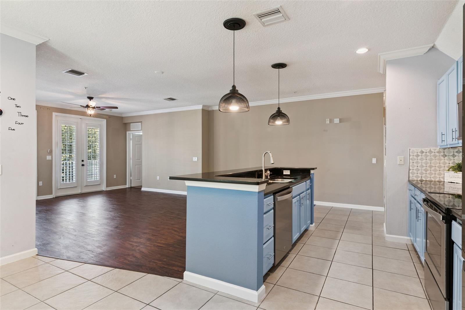 987 FERN AVE #201