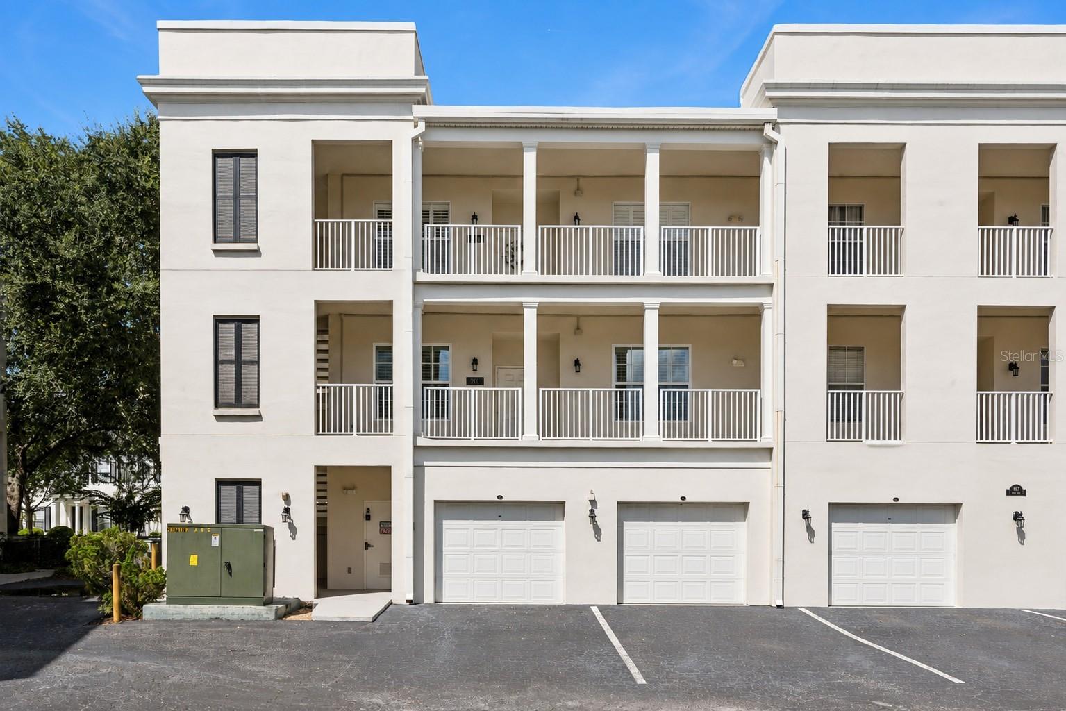 987 FERN AVE #201