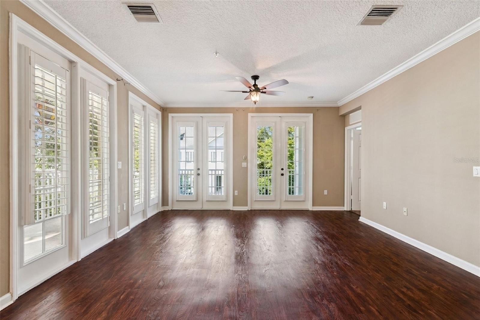 987 FERN AVE #201