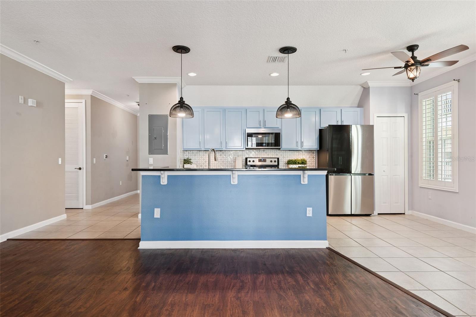 987 FERN AVE #201