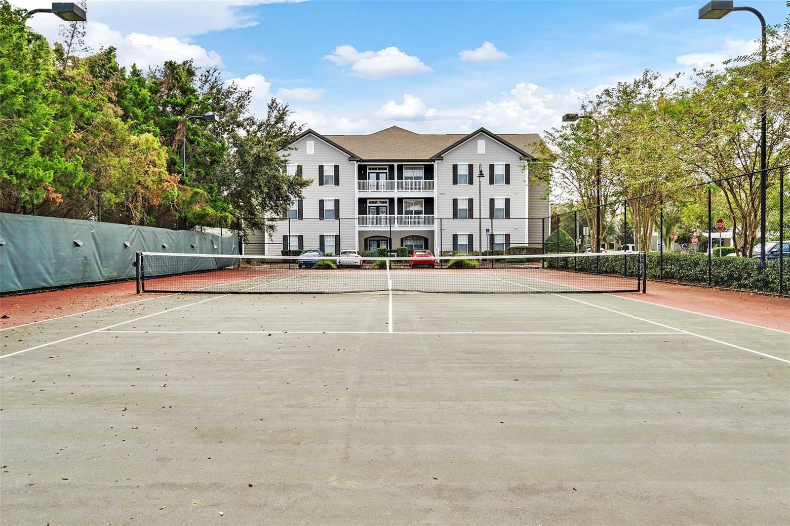 987 FERN AVE #201