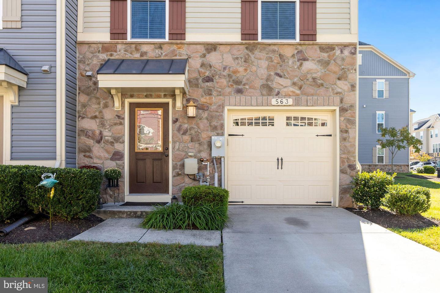 563 Fox River Hills Way