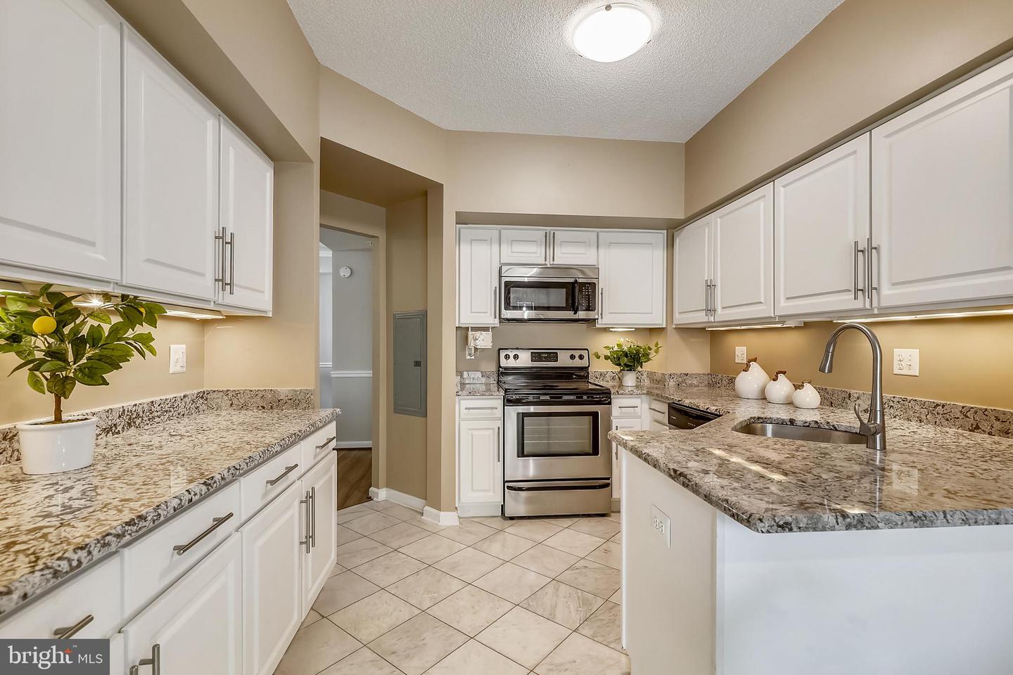 15000 Pennfield Cir #208