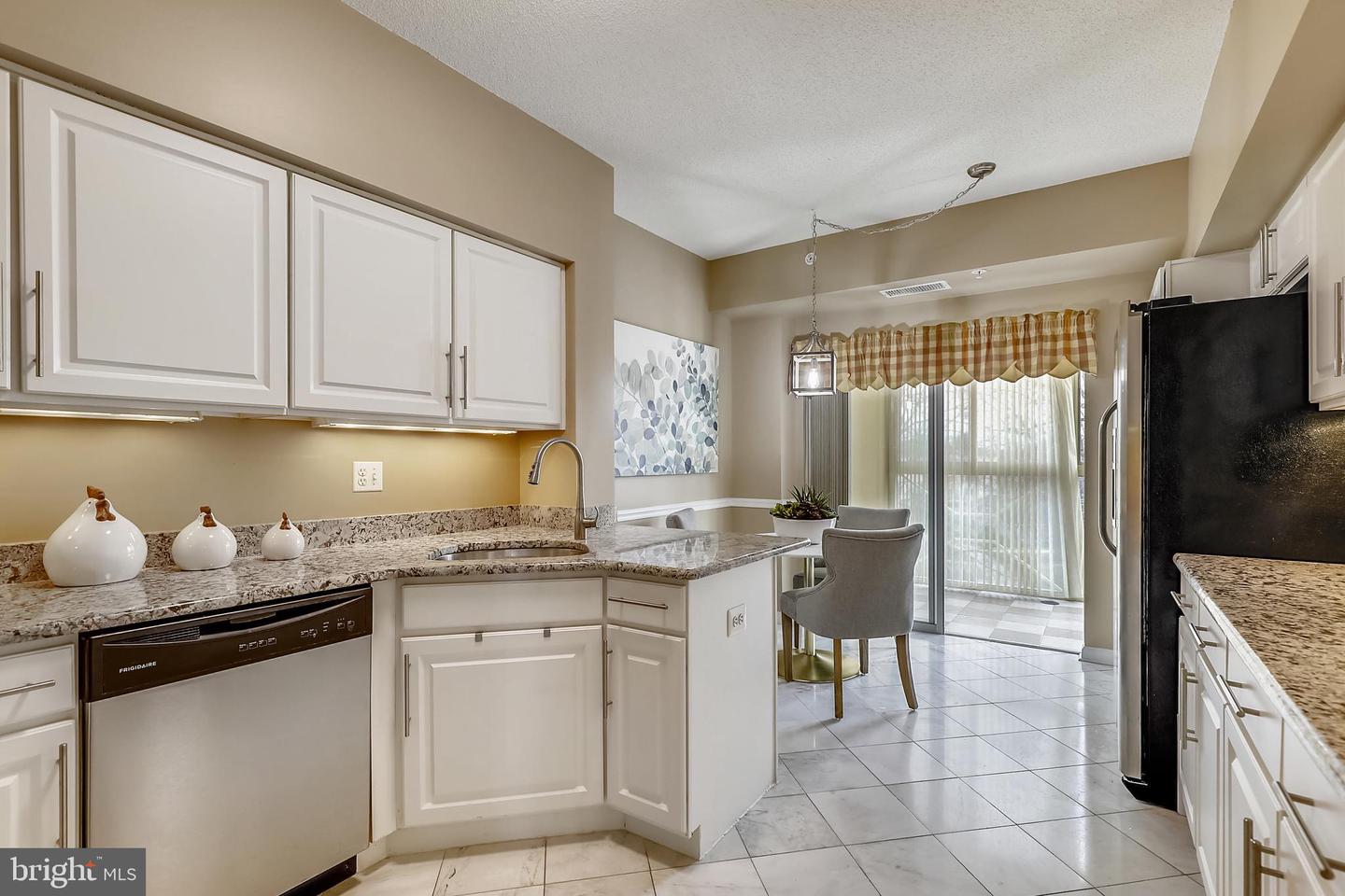 15000 Pennfield Cir #208