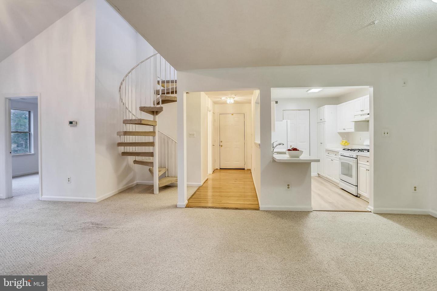 10010 Vanderbilt Cir #11-9