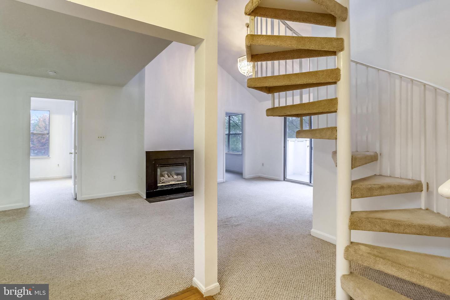 10010 Vanderbilt Cir #11-9