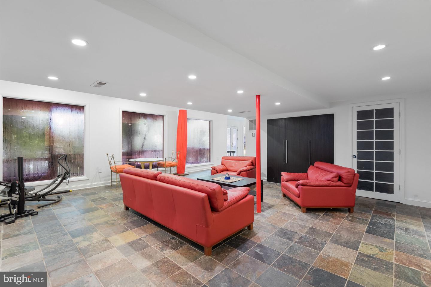 9124 Vendome Dr