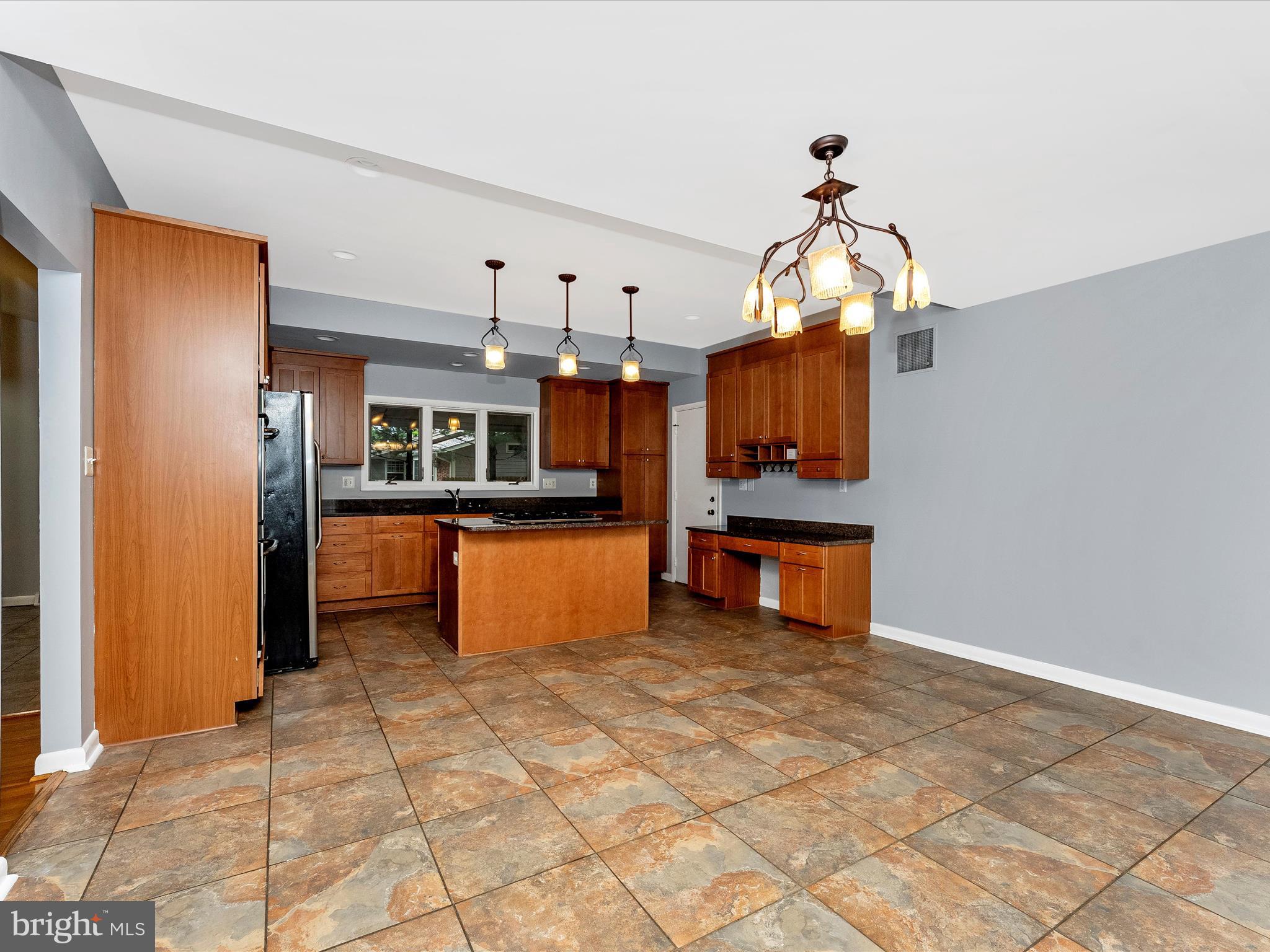 2264 Glenmore Ter