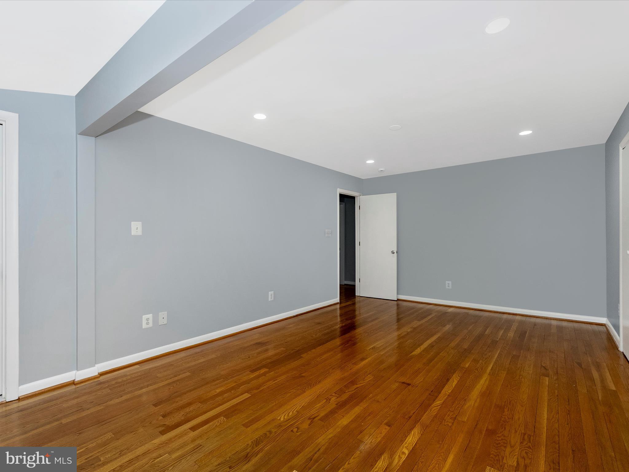 2264 Glenmore Ter