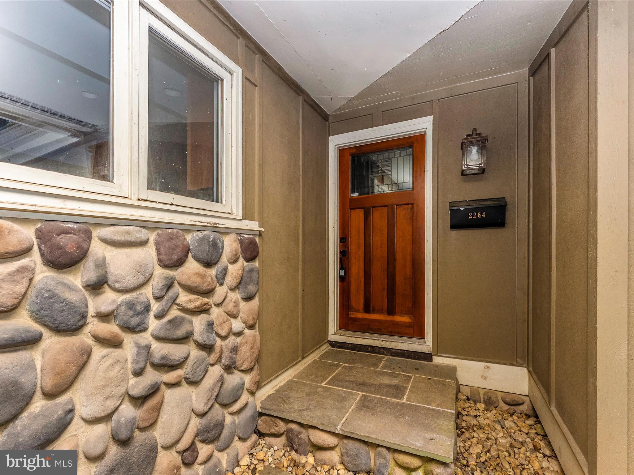 2264 Glenmore Ter