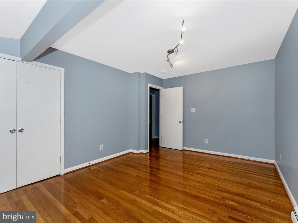 2264 Glenmore Ter