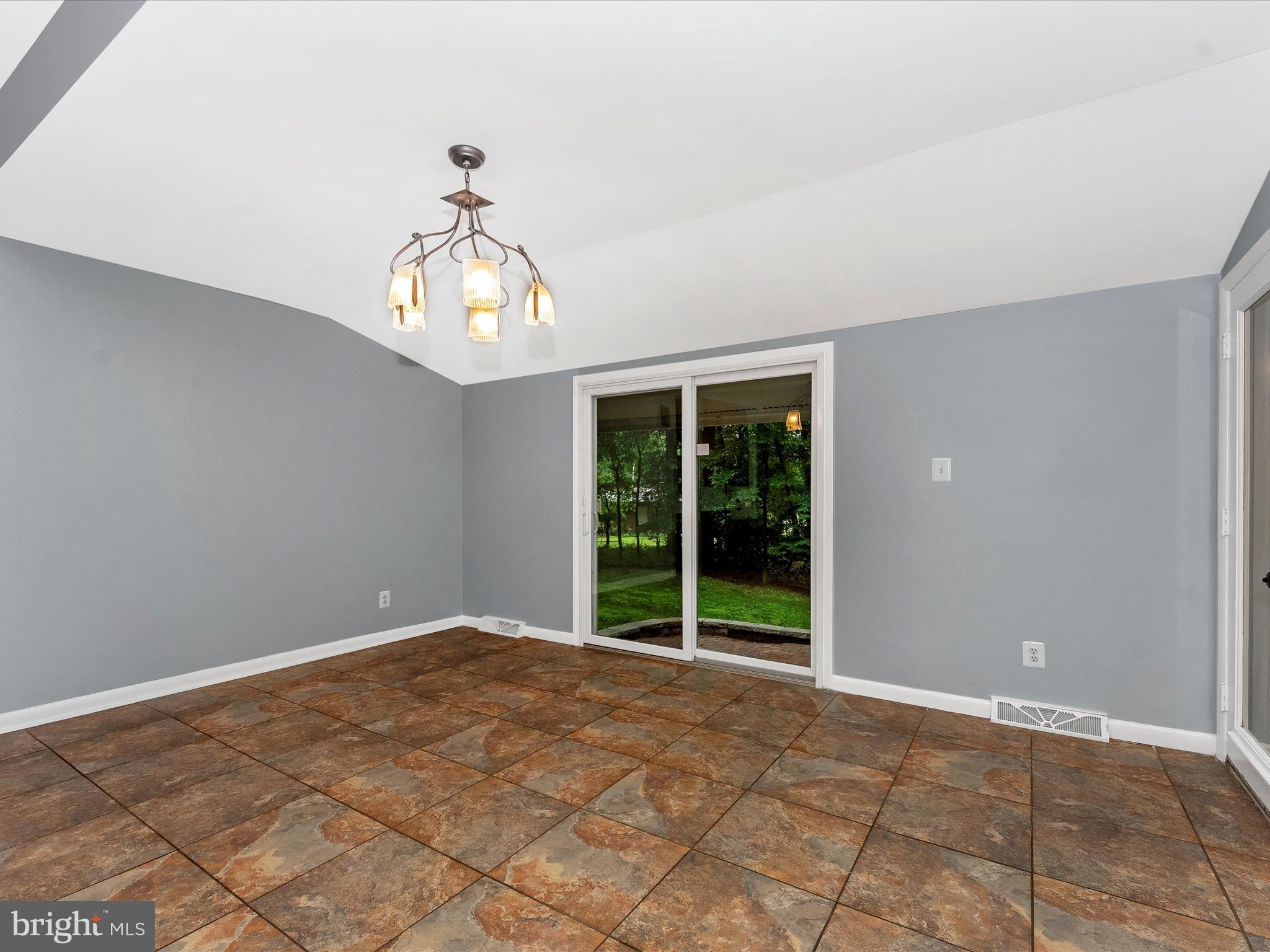 2264 Glenmore Ter
