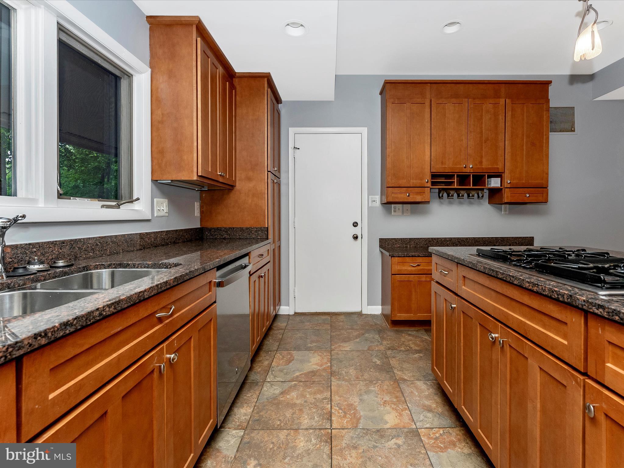 2264 Glenmore Ter
