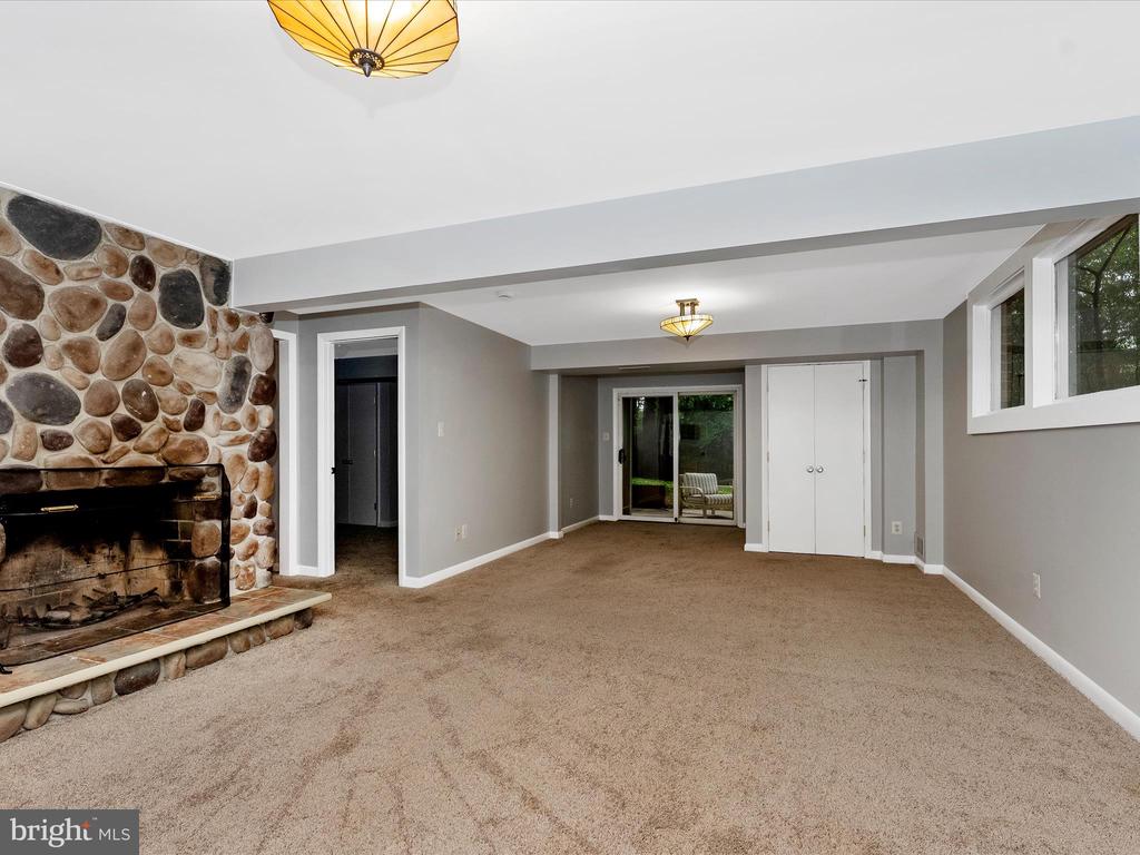 2264 Glenmore Ter