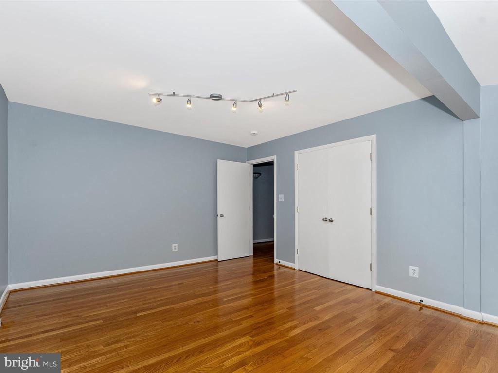 2264 Glenmore Ter