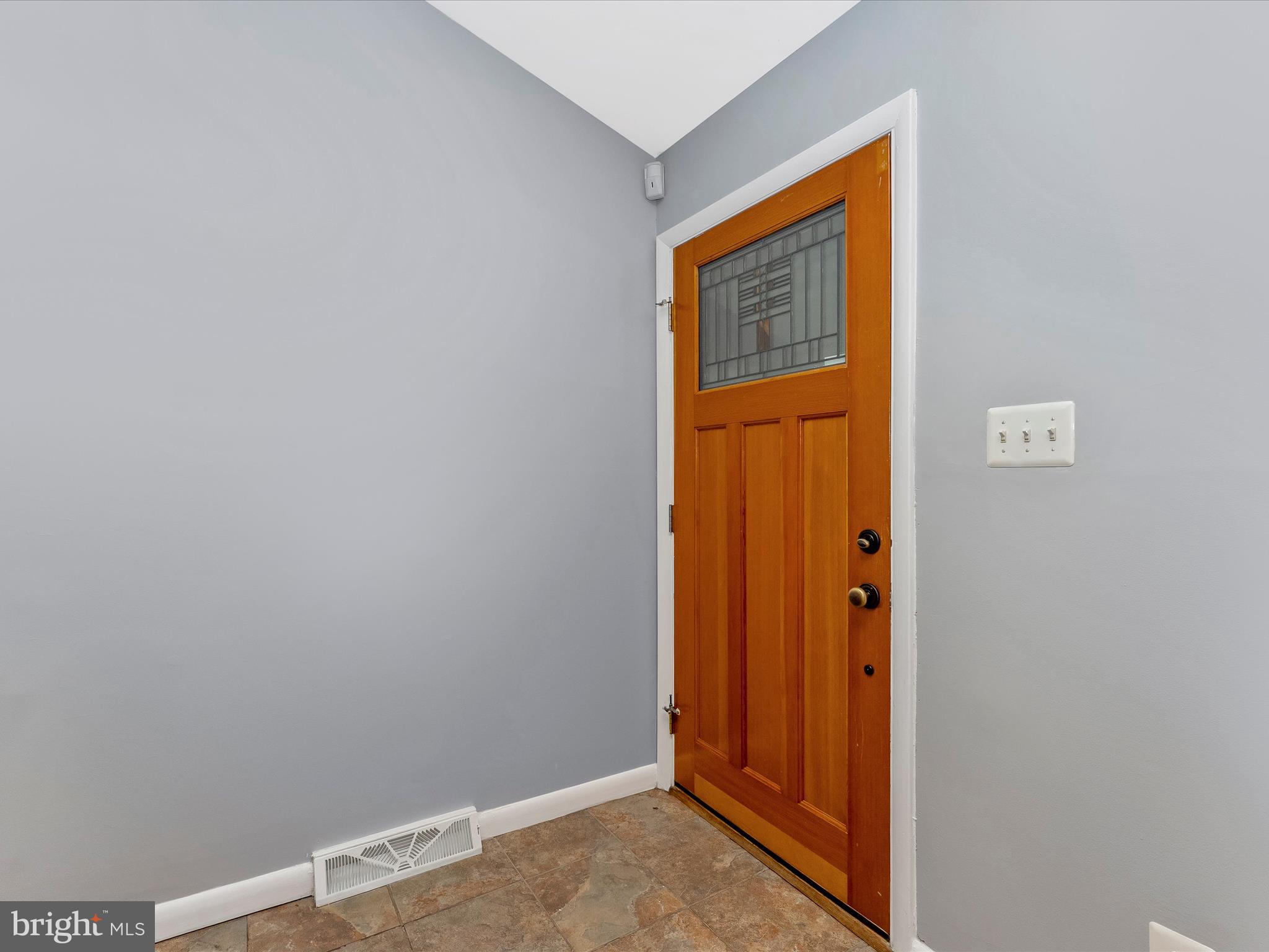 2264 Glenmore Ter