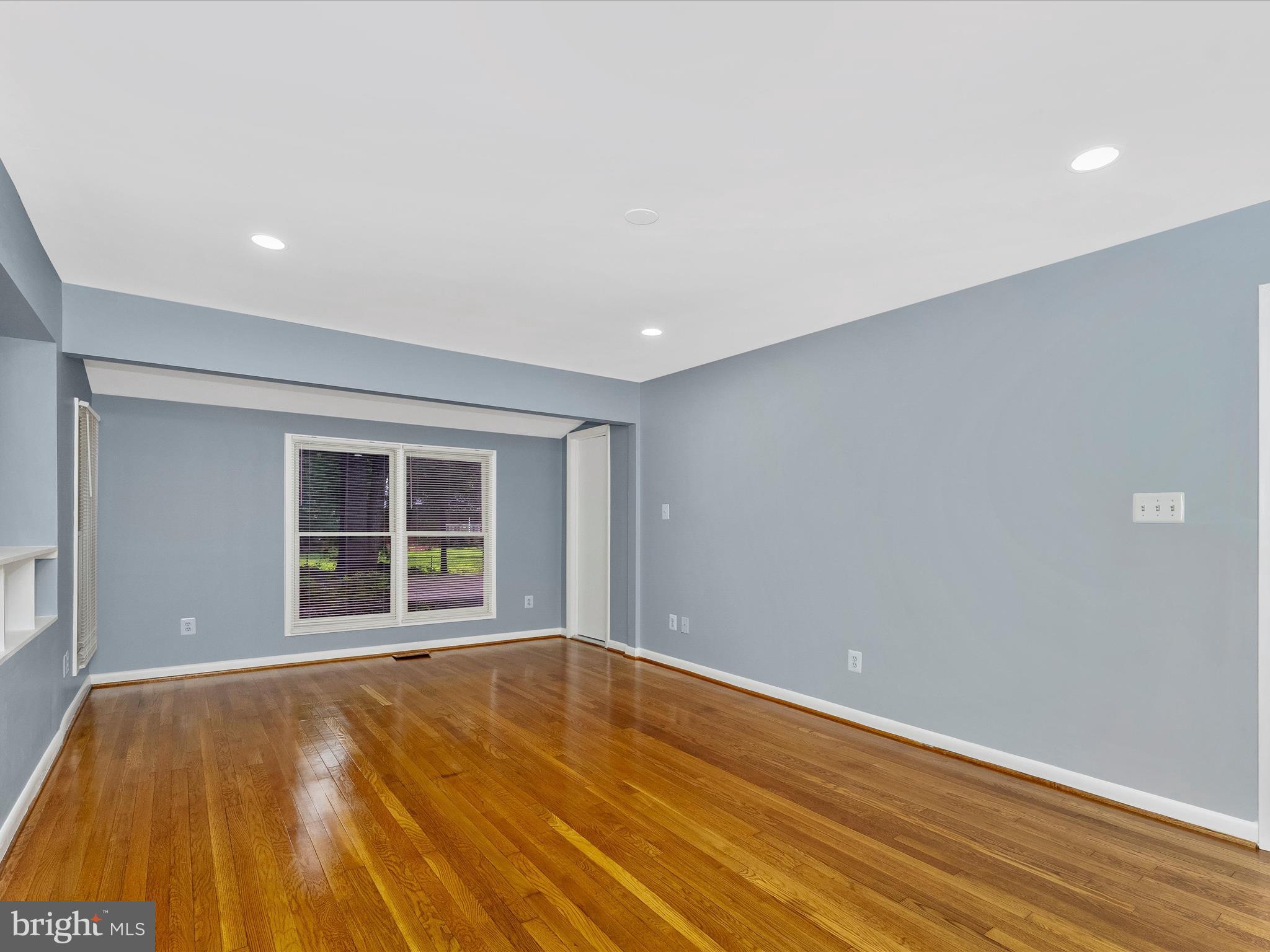 2264 Glenmore Ter