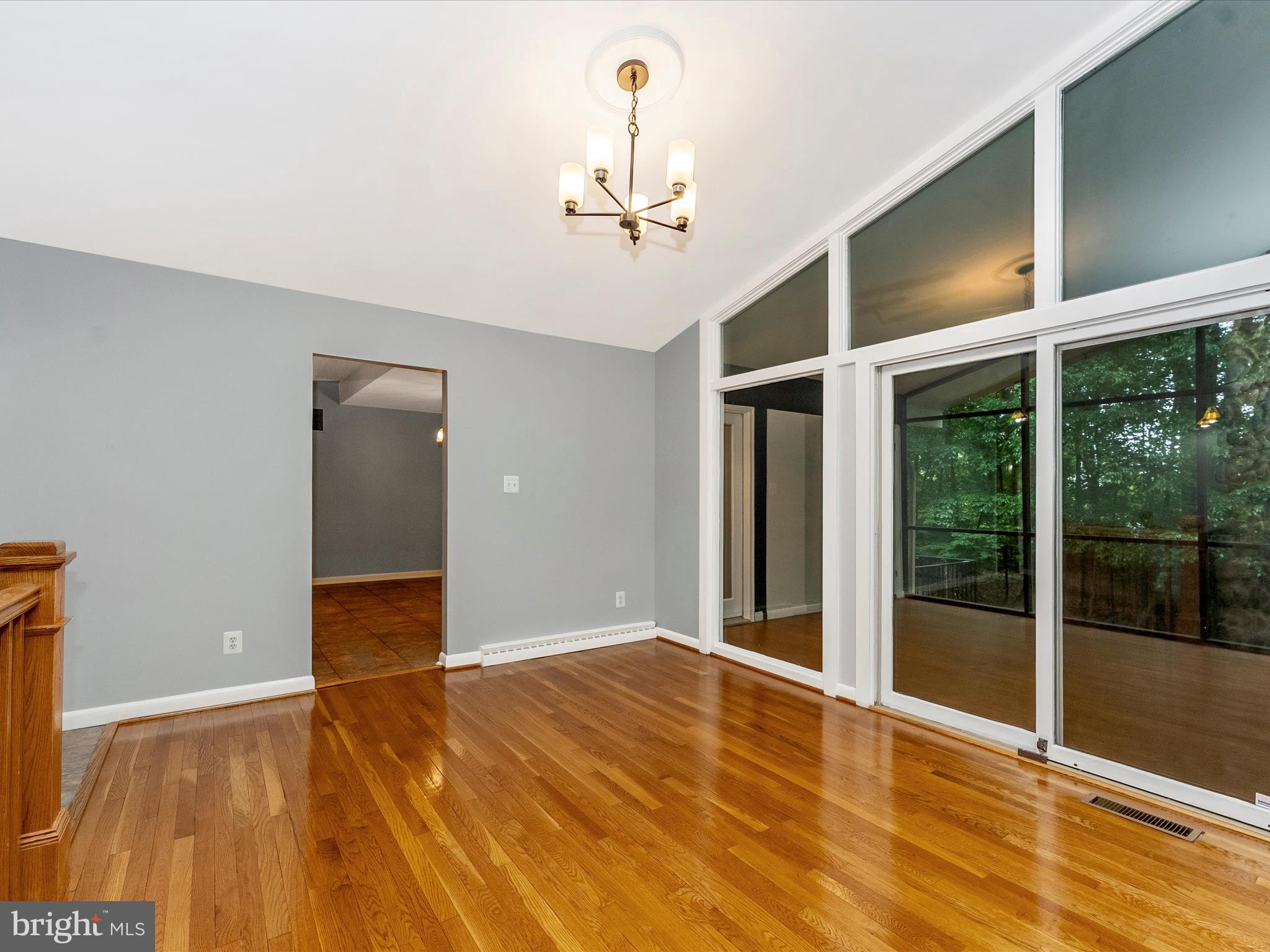 2264 Glenmore Ter