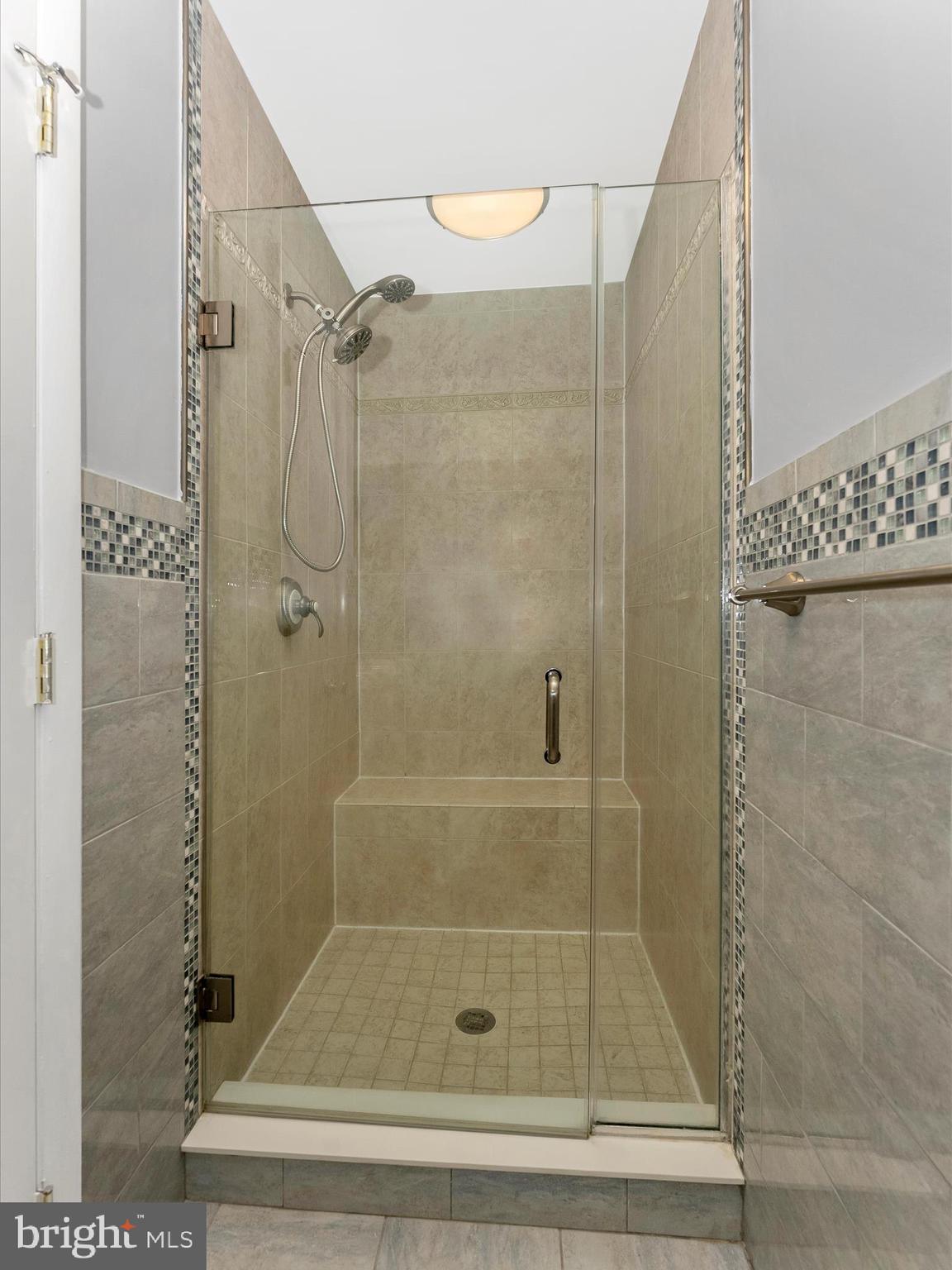 2264 Glenmore Ter