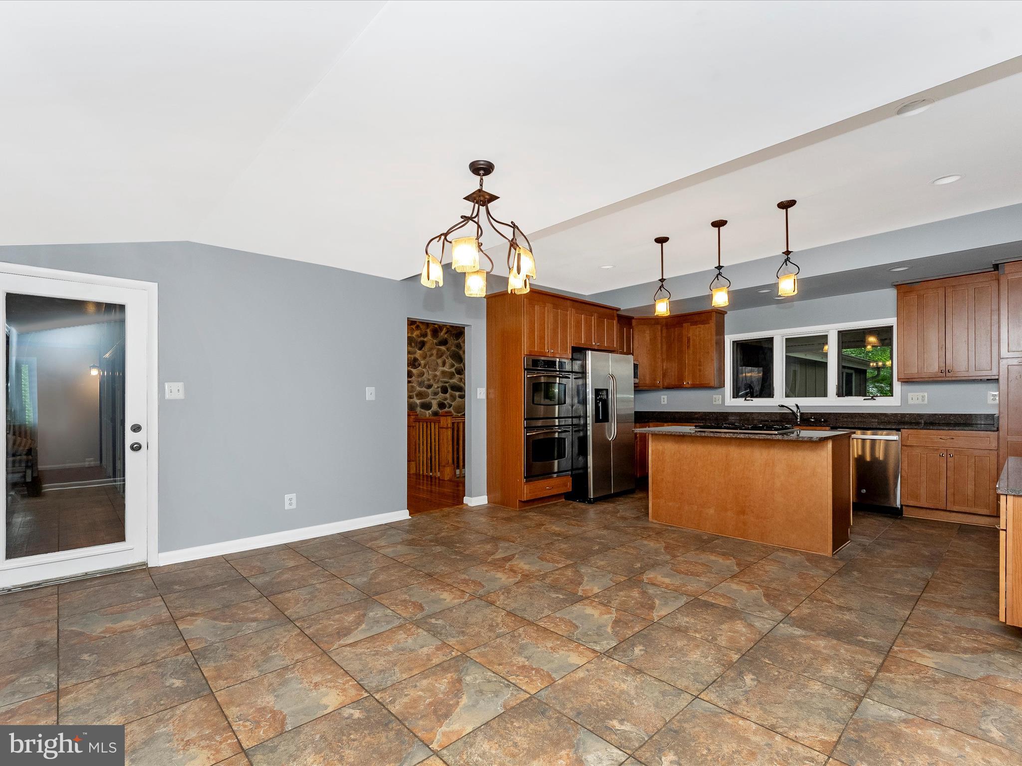 2264 Glenmore Ter