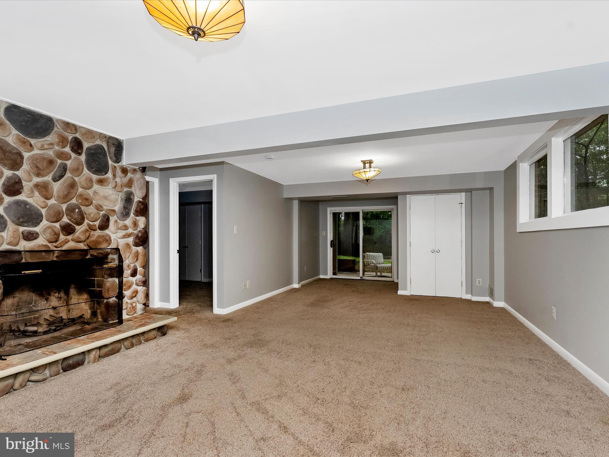2264 Glenmore Ter