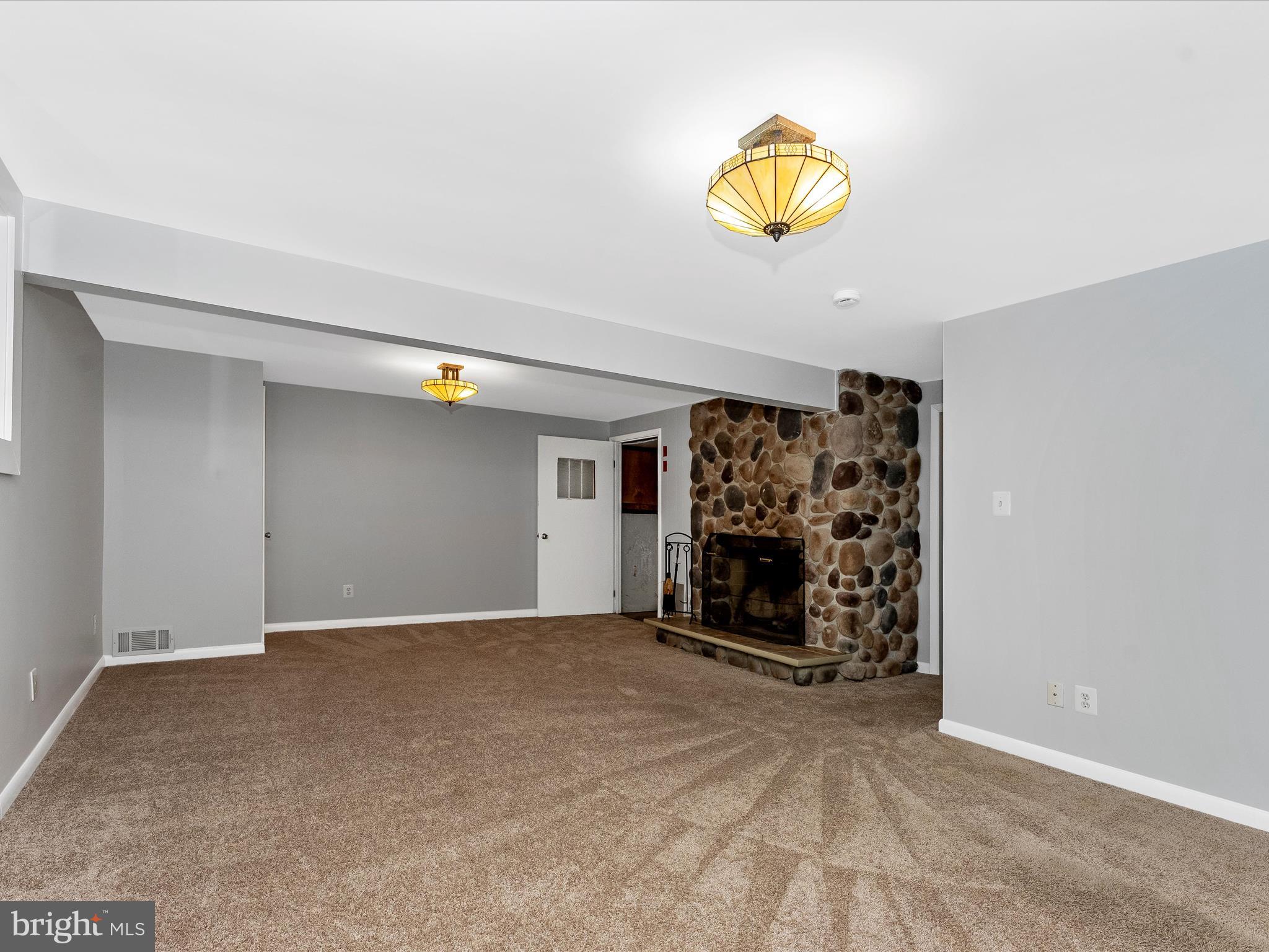 2264 Glenmore Ter
