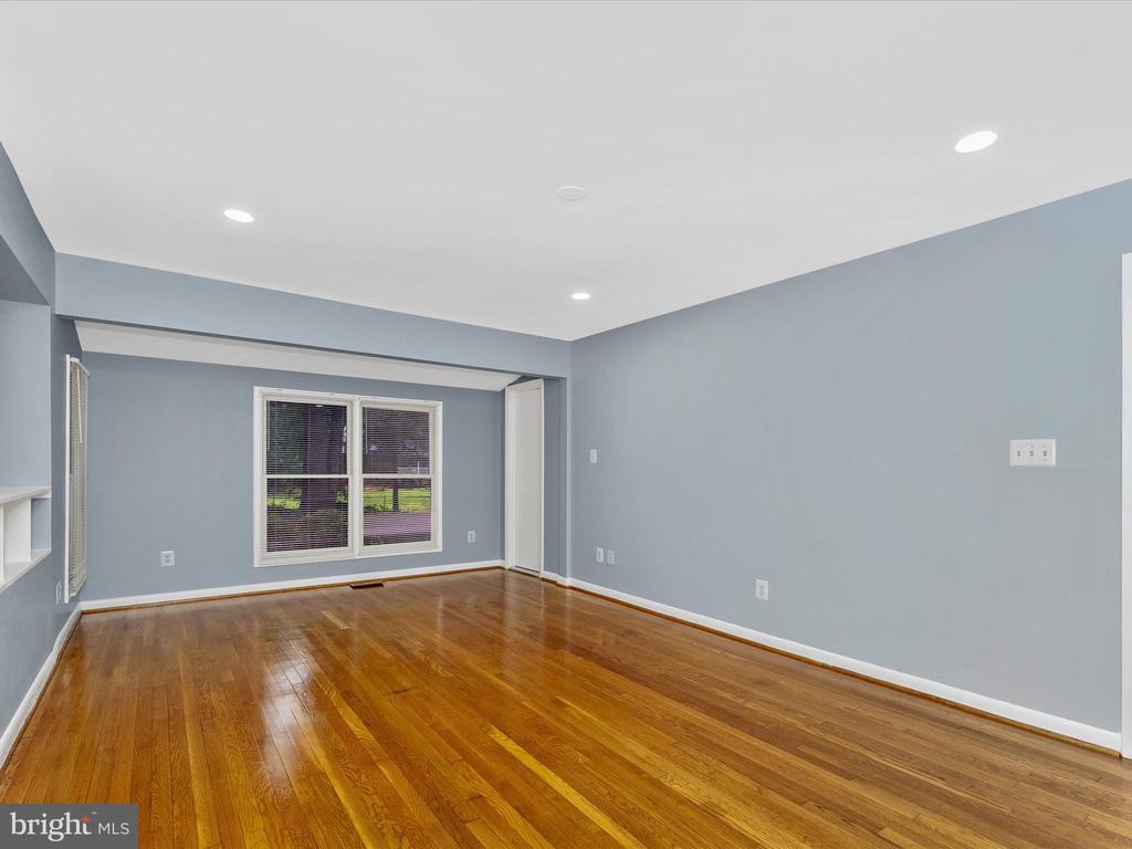 2264 Glenmore Ter