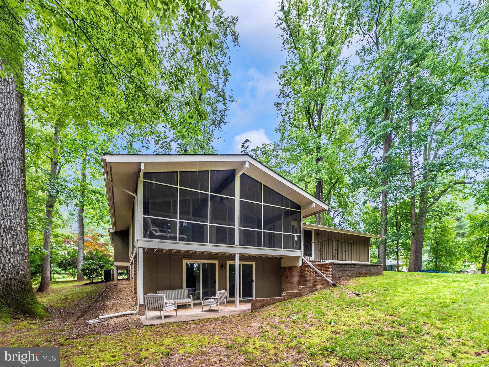2264 Glenmore Ter