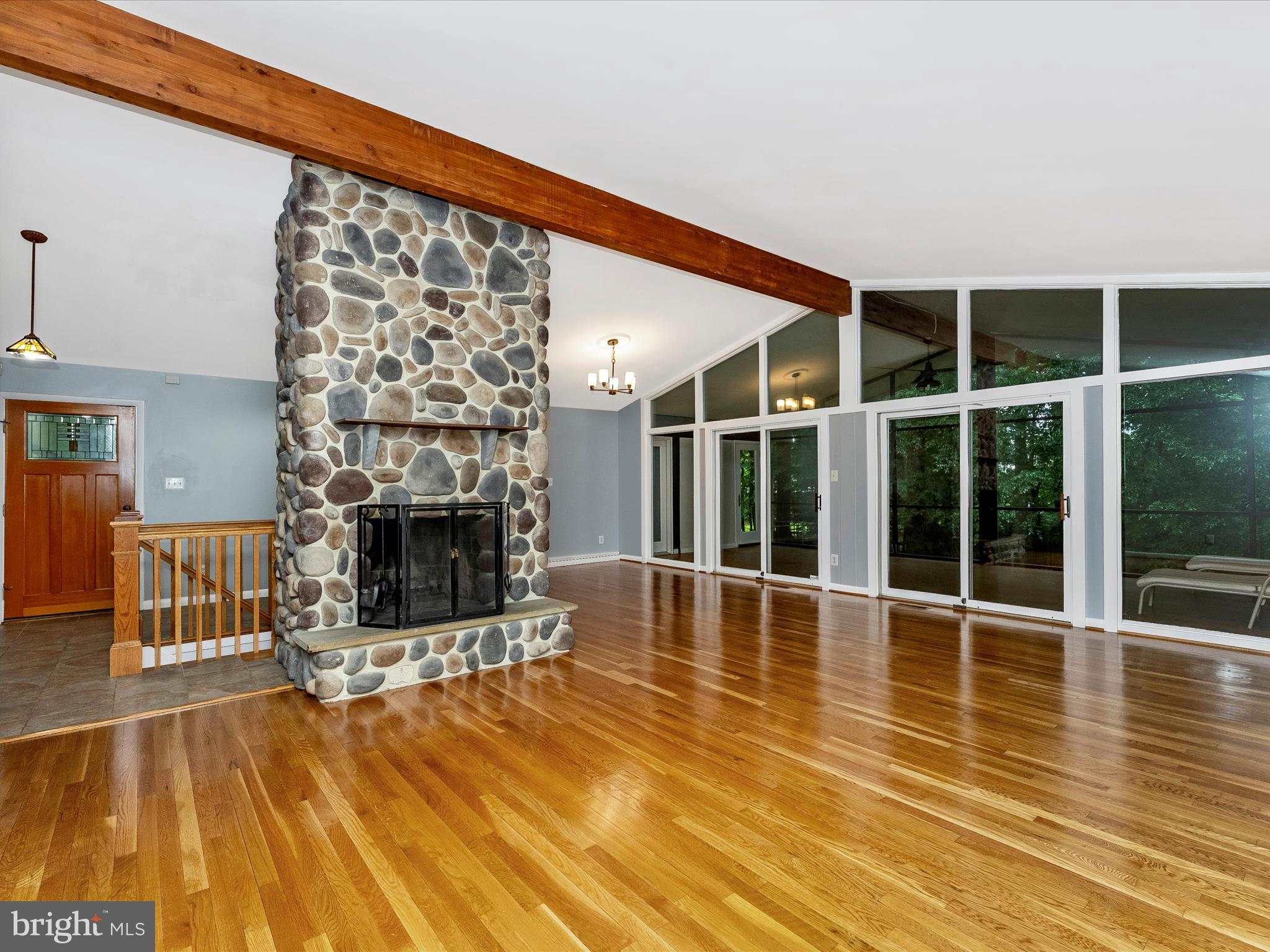 2264 Glenmore Ter