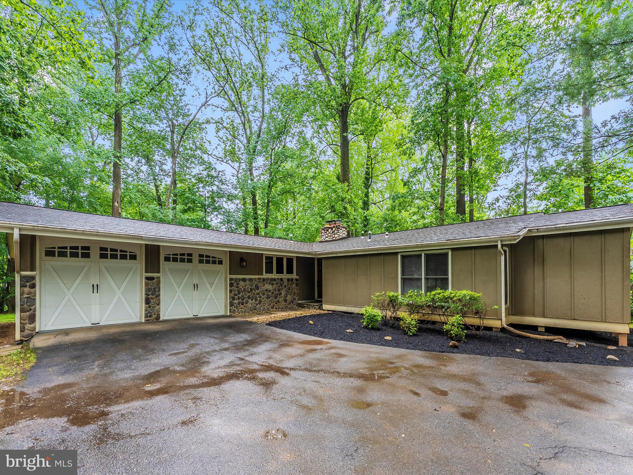 2264 Glenmore Ter