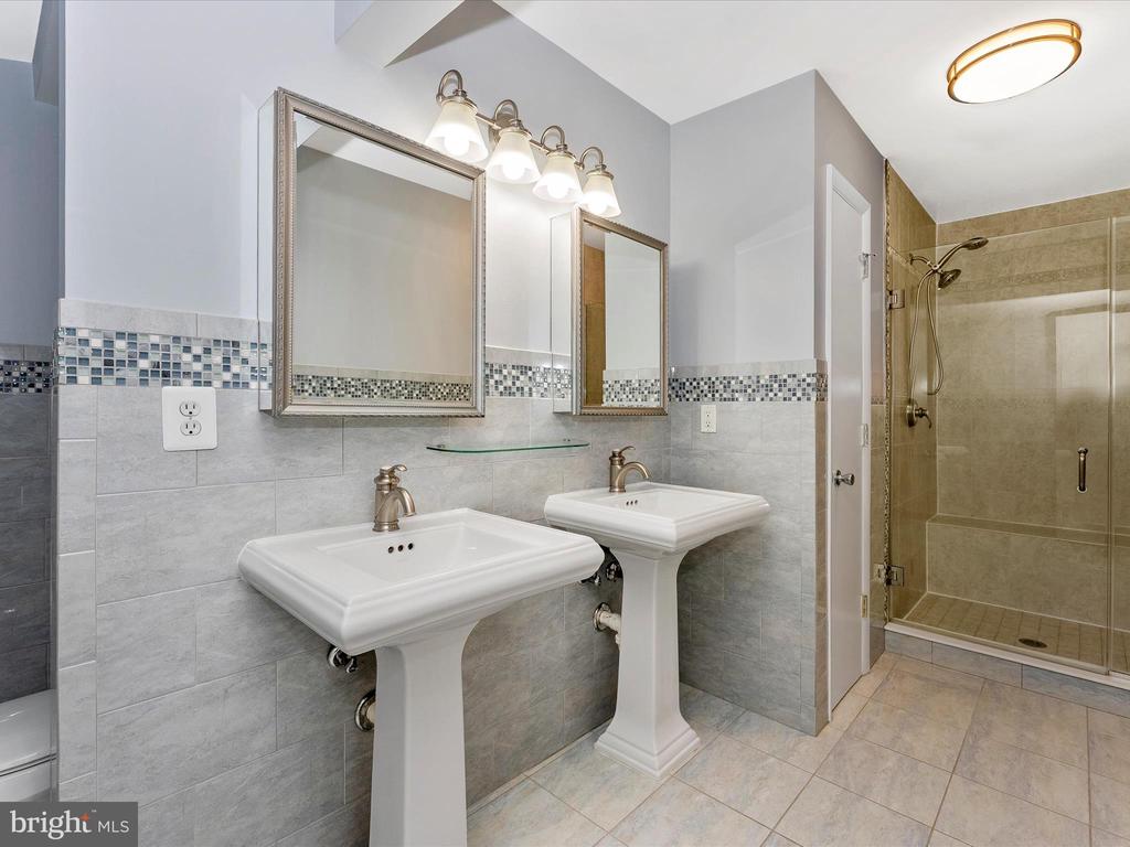 2264 Glenmore Ter