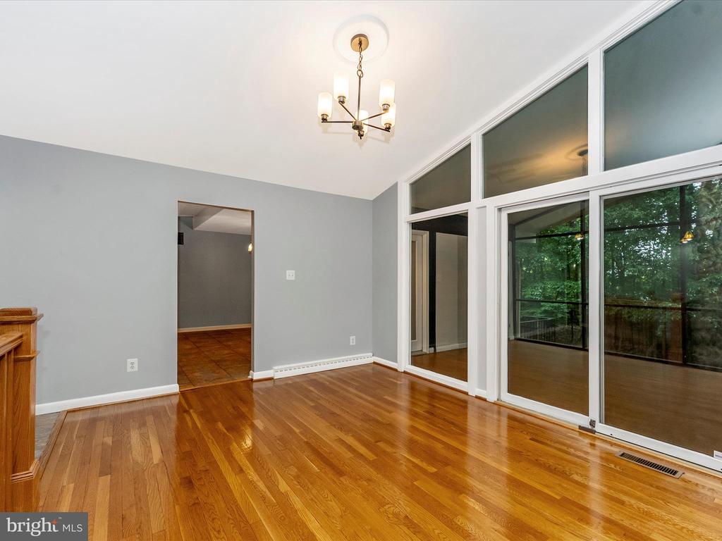 2264 Glenmore Ter