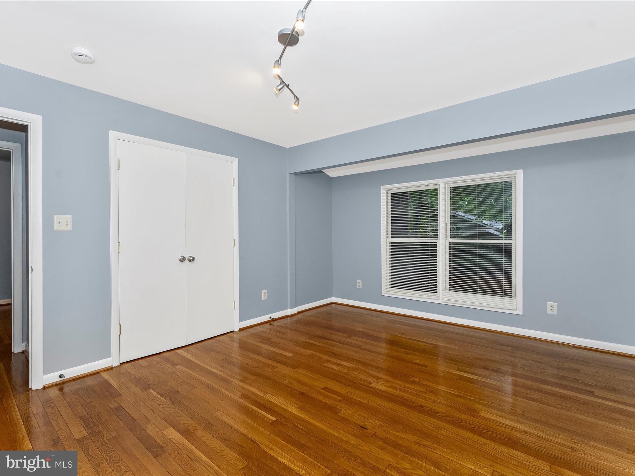 2264 Glenmore Ter