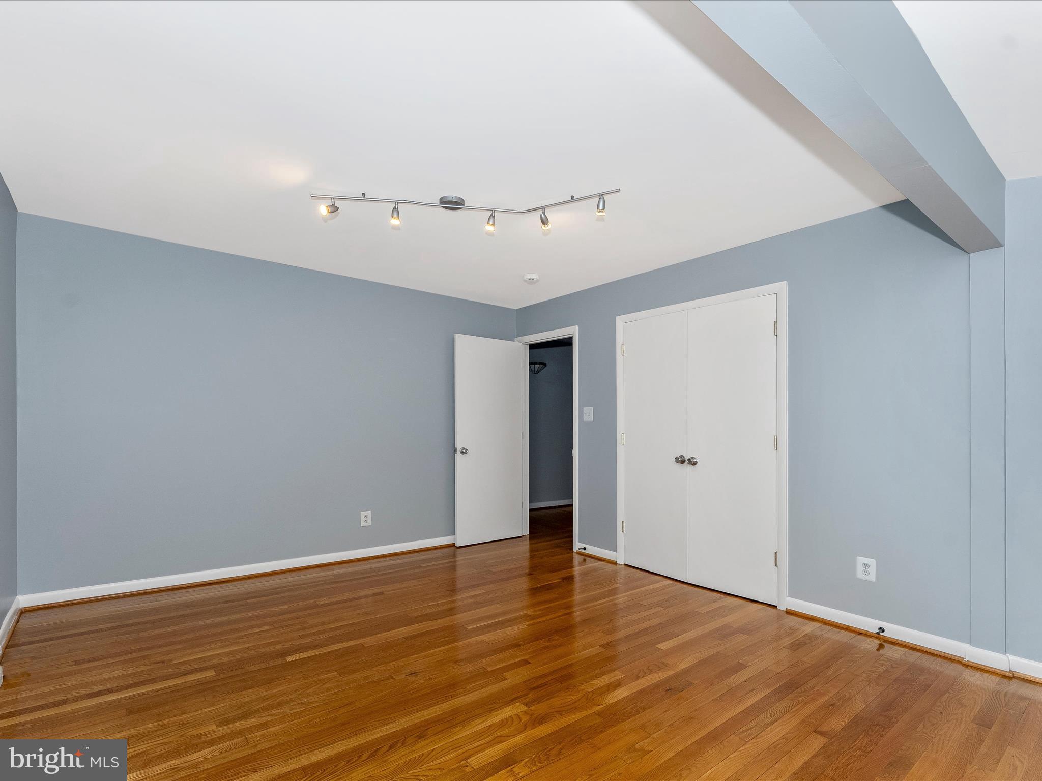 2264 Glenmore Ter