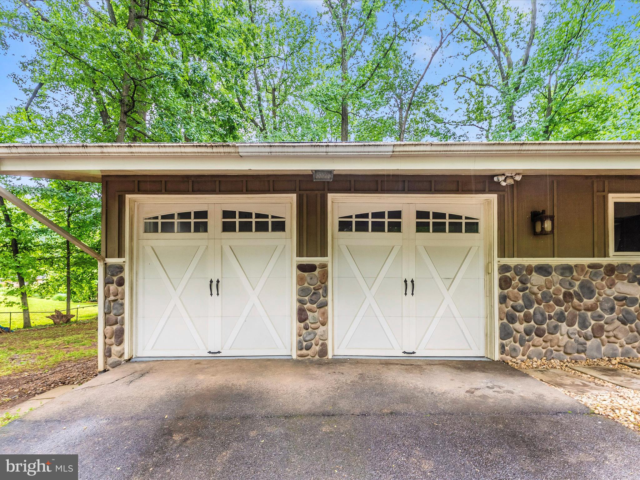 2264 Glenmore Ter