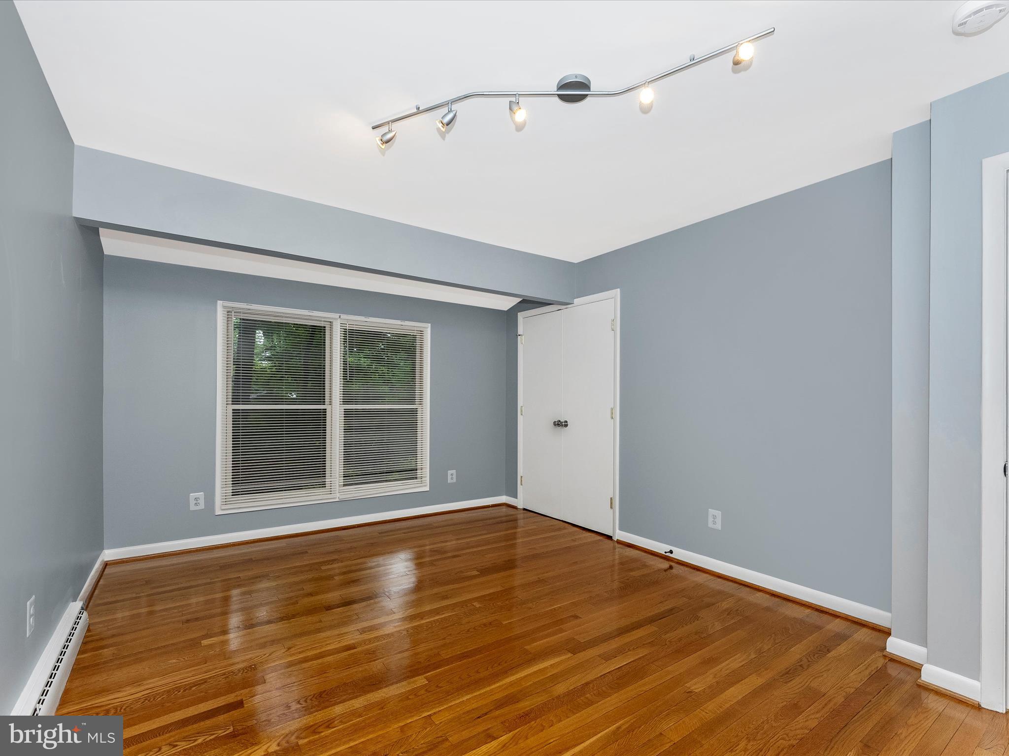 2264 Glenmore Ter