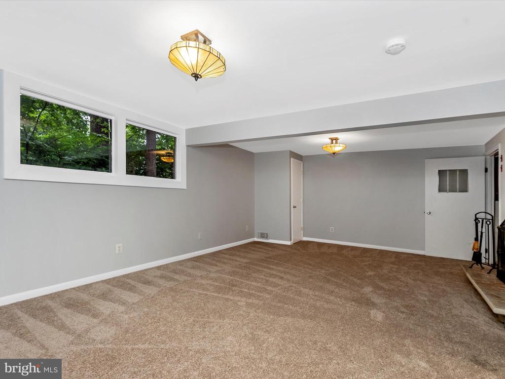 2264 Glenmore Ter