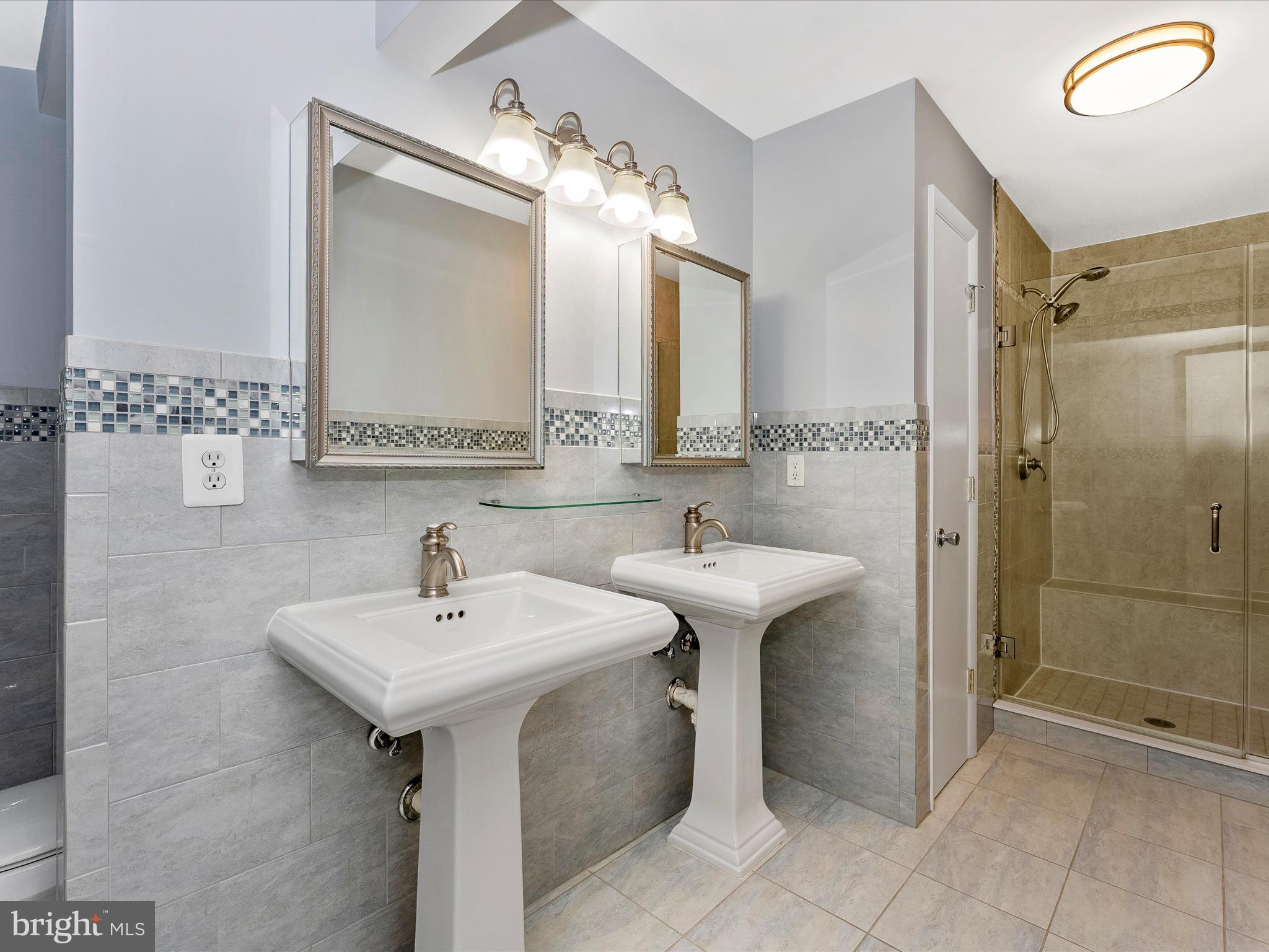 2264 Glenmore Ter