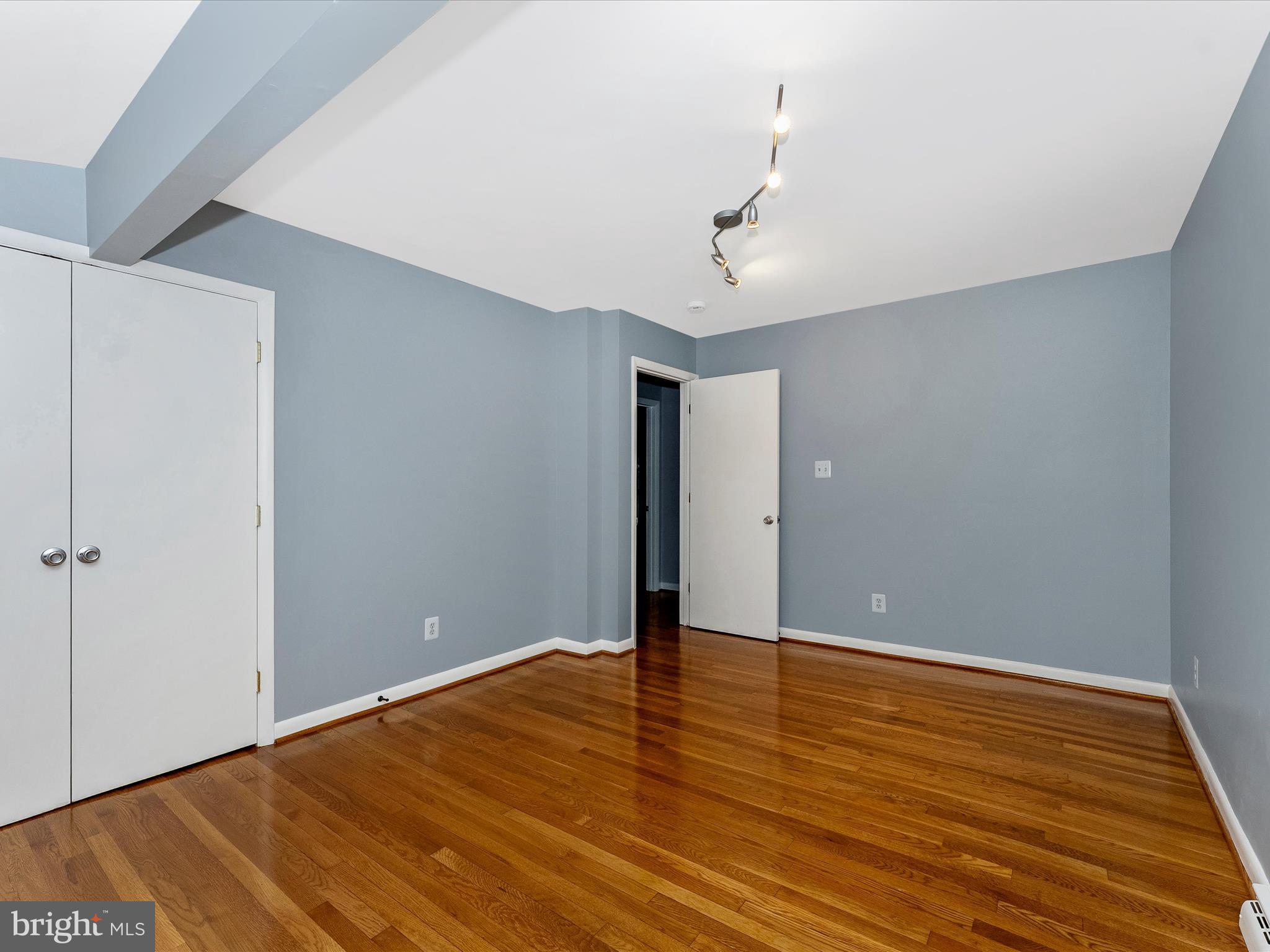 2264 Glenmore Ter