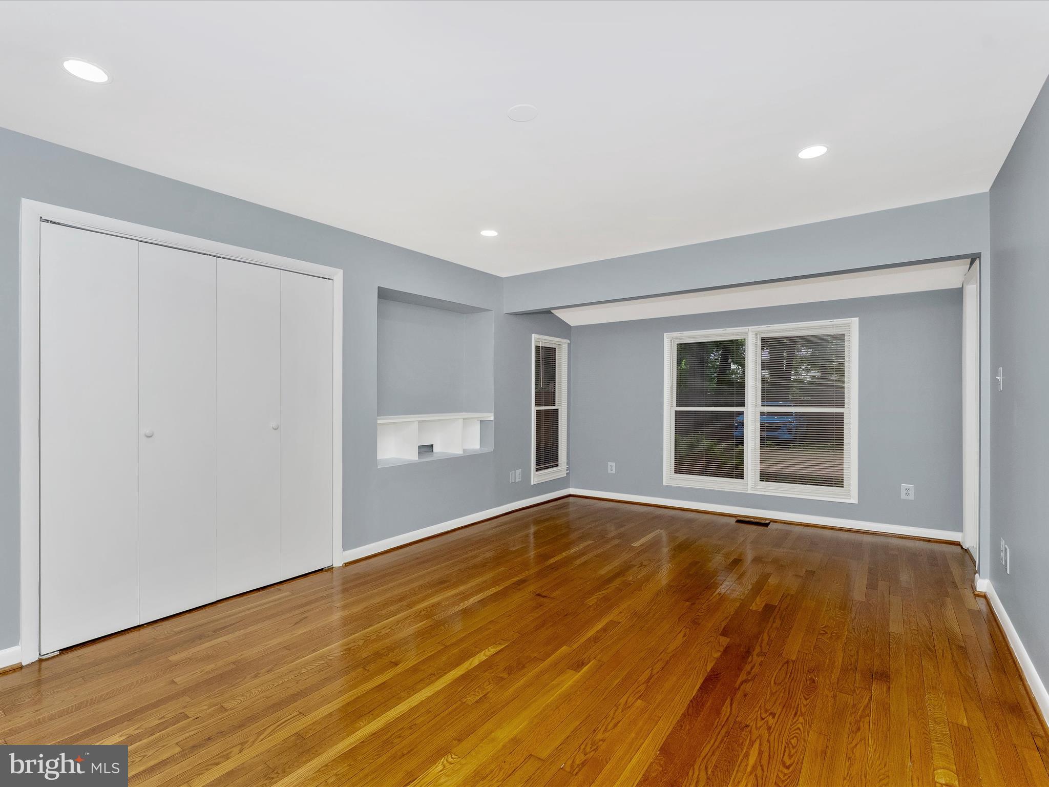 2264 Glenmore Ter