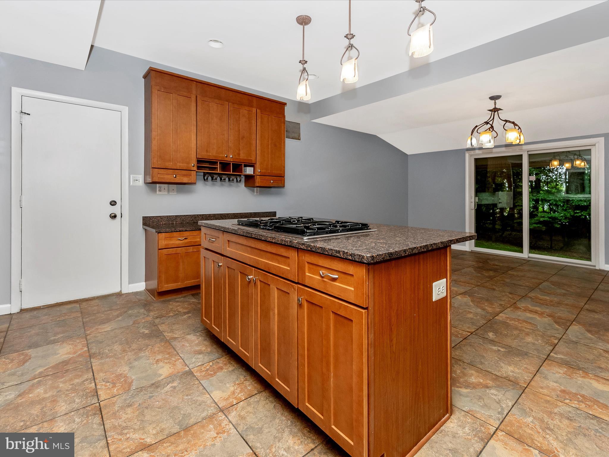 2264 Glenmore Ter