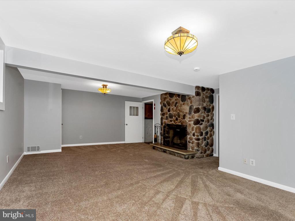 2264 Glenmore Ter