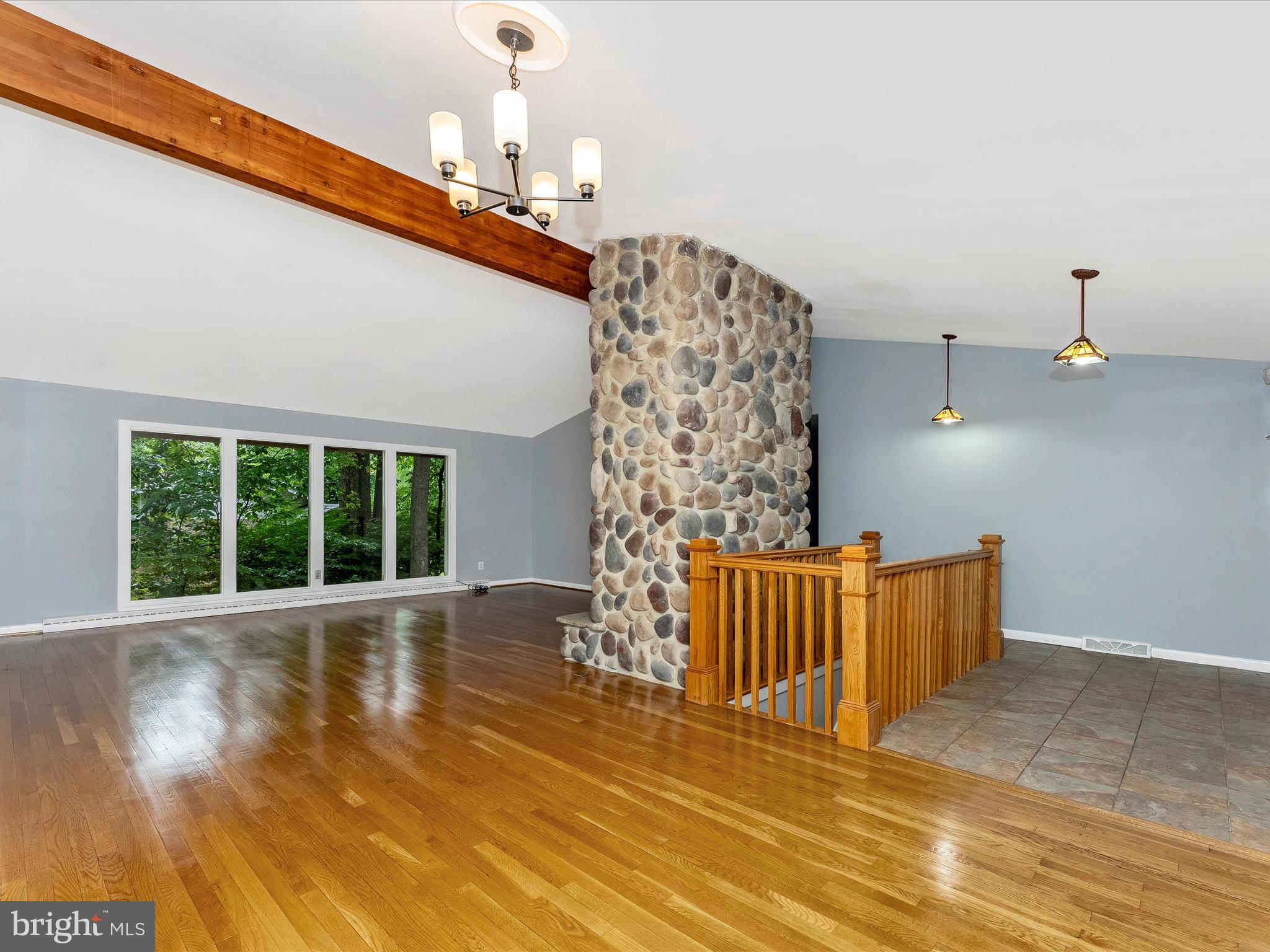 2264 Glenmore Ter