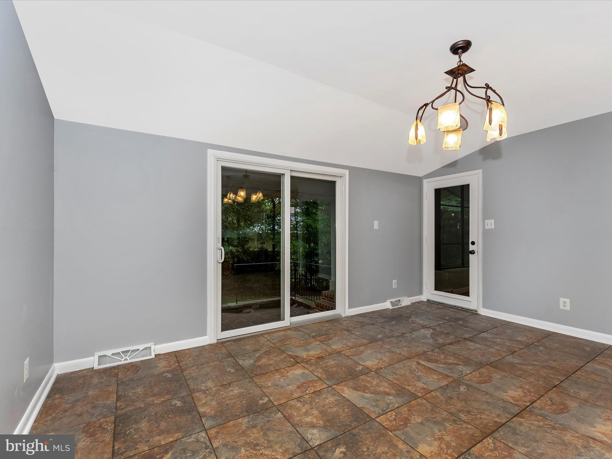 2264 Glenmore Ter
