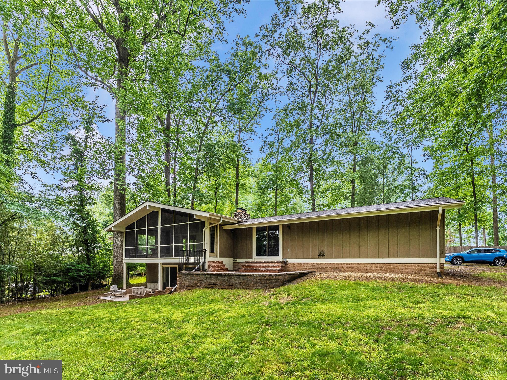 2264 Glenmore Ter
