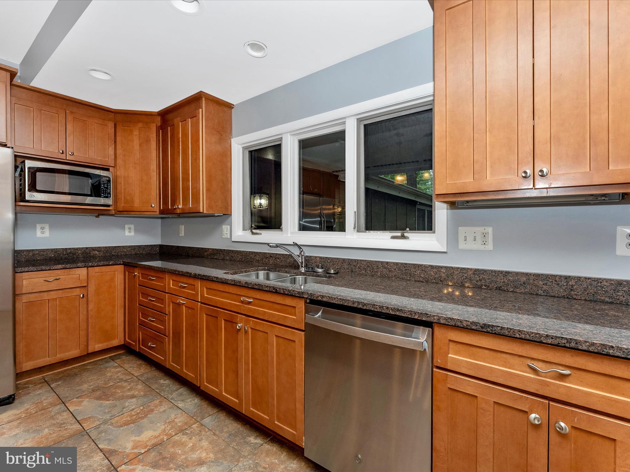 2264 Glenmore Ter