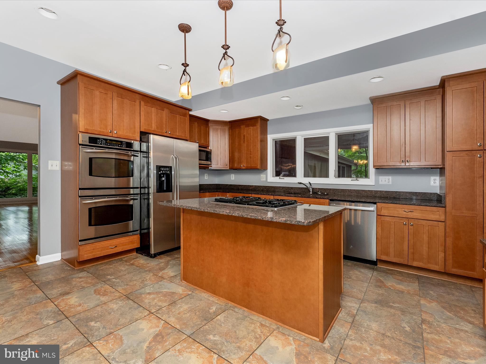 2264 Glenmore Ter
