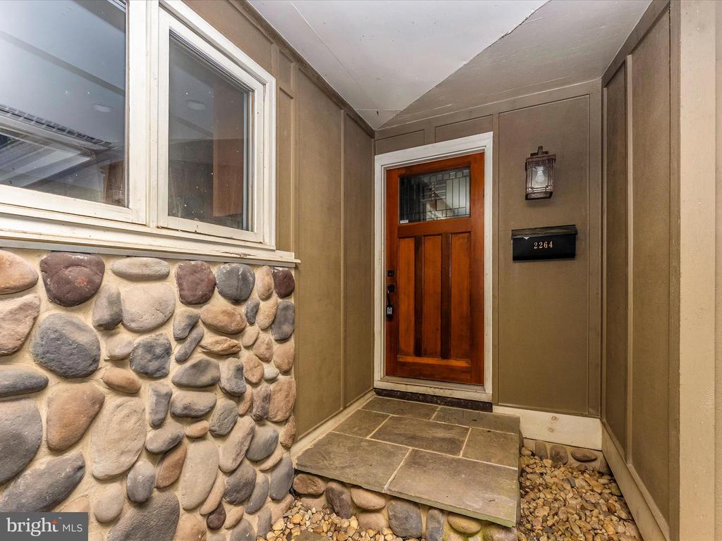 2264 Glenmore Ter
